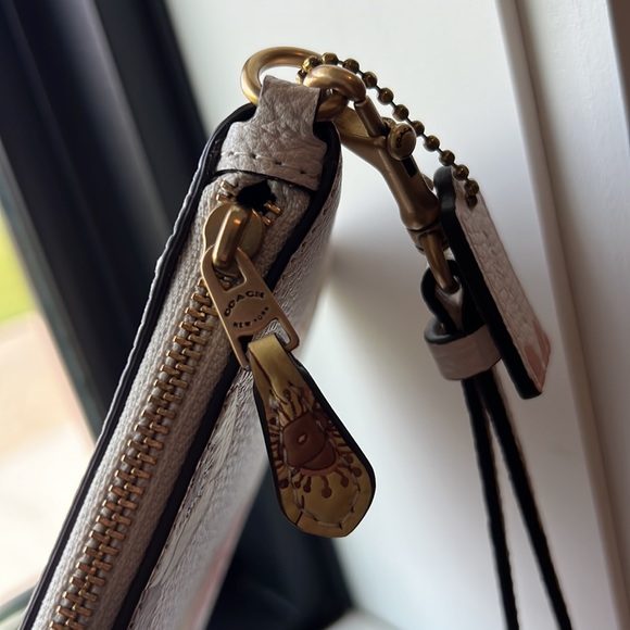 Brand NEW Small Wristlet with Floral Print - Picture 4 of 5